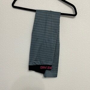 Nike women Striped Gray thermal layering leggings (warm!)